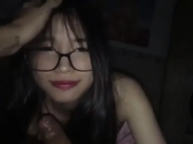 Vợ yêu đi ca đêm, lẻn sang trọ để em học sinh kính cận mút cu